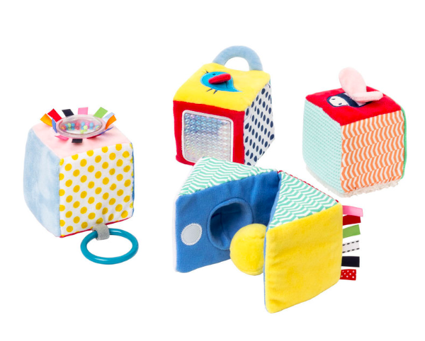 4 cubes d'éveil en tissu