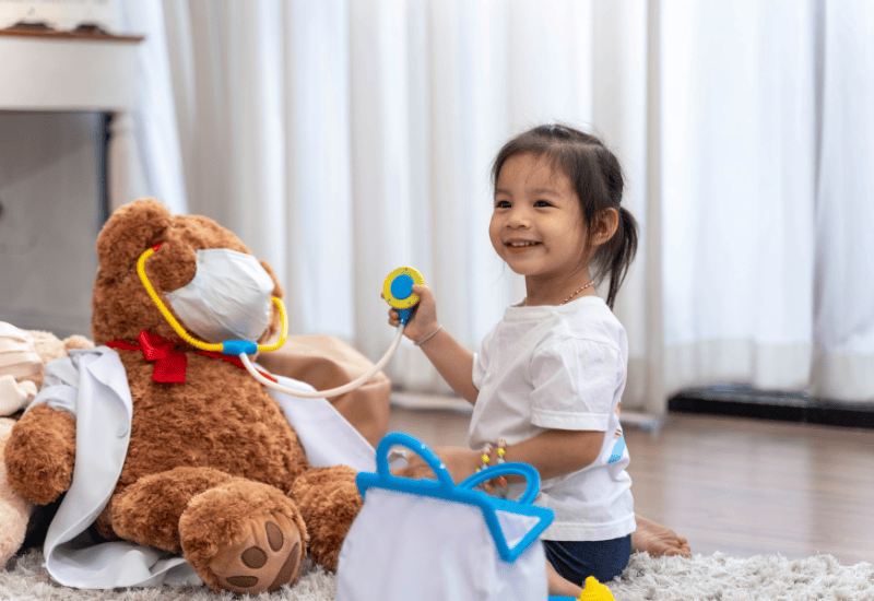 Jeux d’imitation : dinette, mallette de docteur et leurs bienfaits pour les enfants
